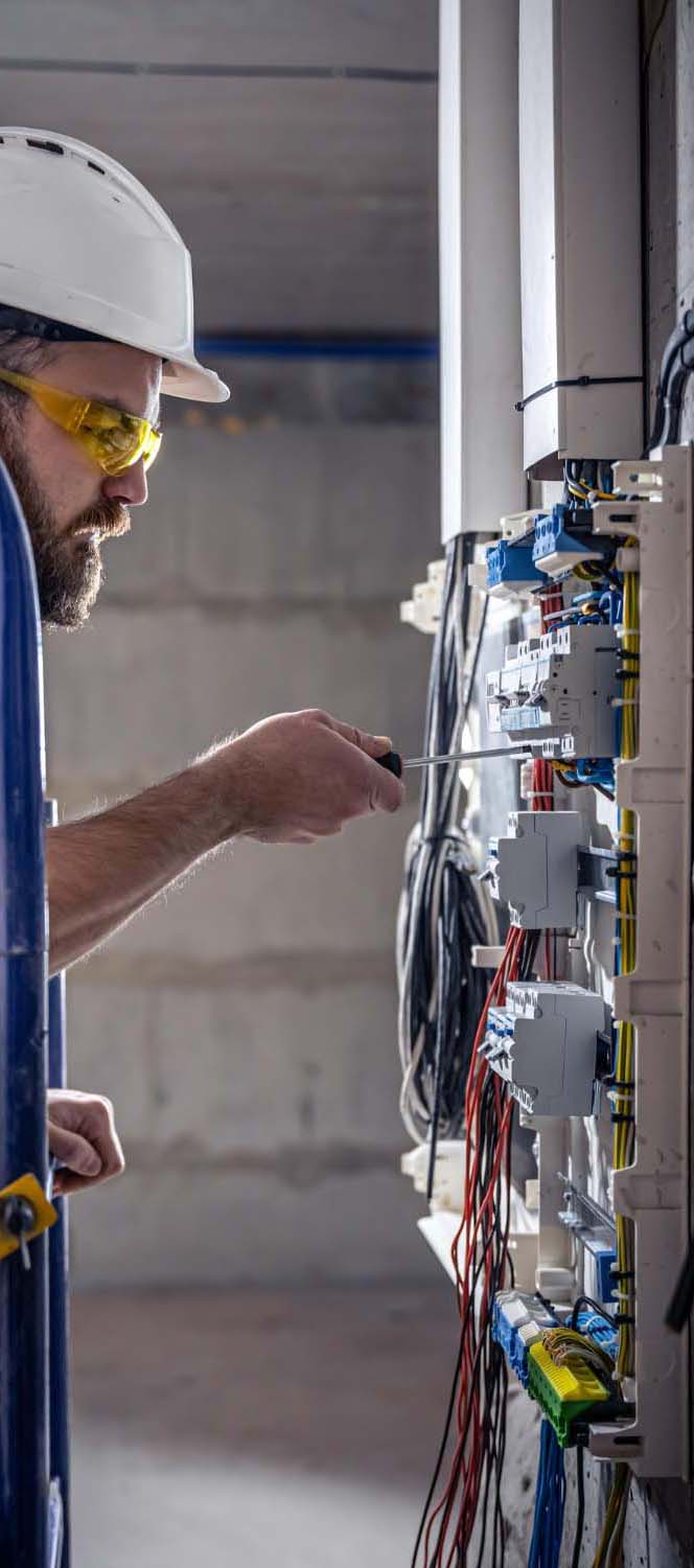 centralino-elettricista-maschio-con-cavo-elettrico-di-collegamento