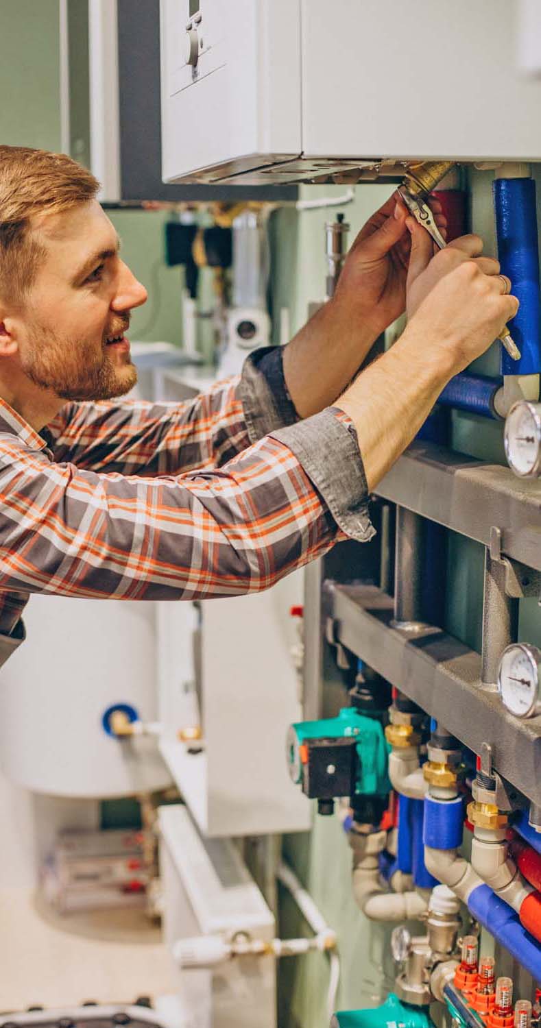 centralino-elettricista-maschio-con-cavo-elettrico-di-collegamento