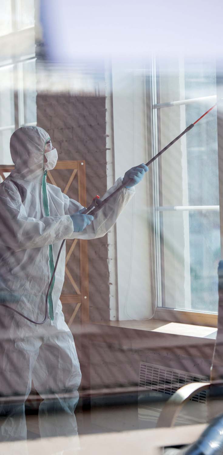 centralino-elettricista-maschio-con-cavo-elettrico-di-collegamento