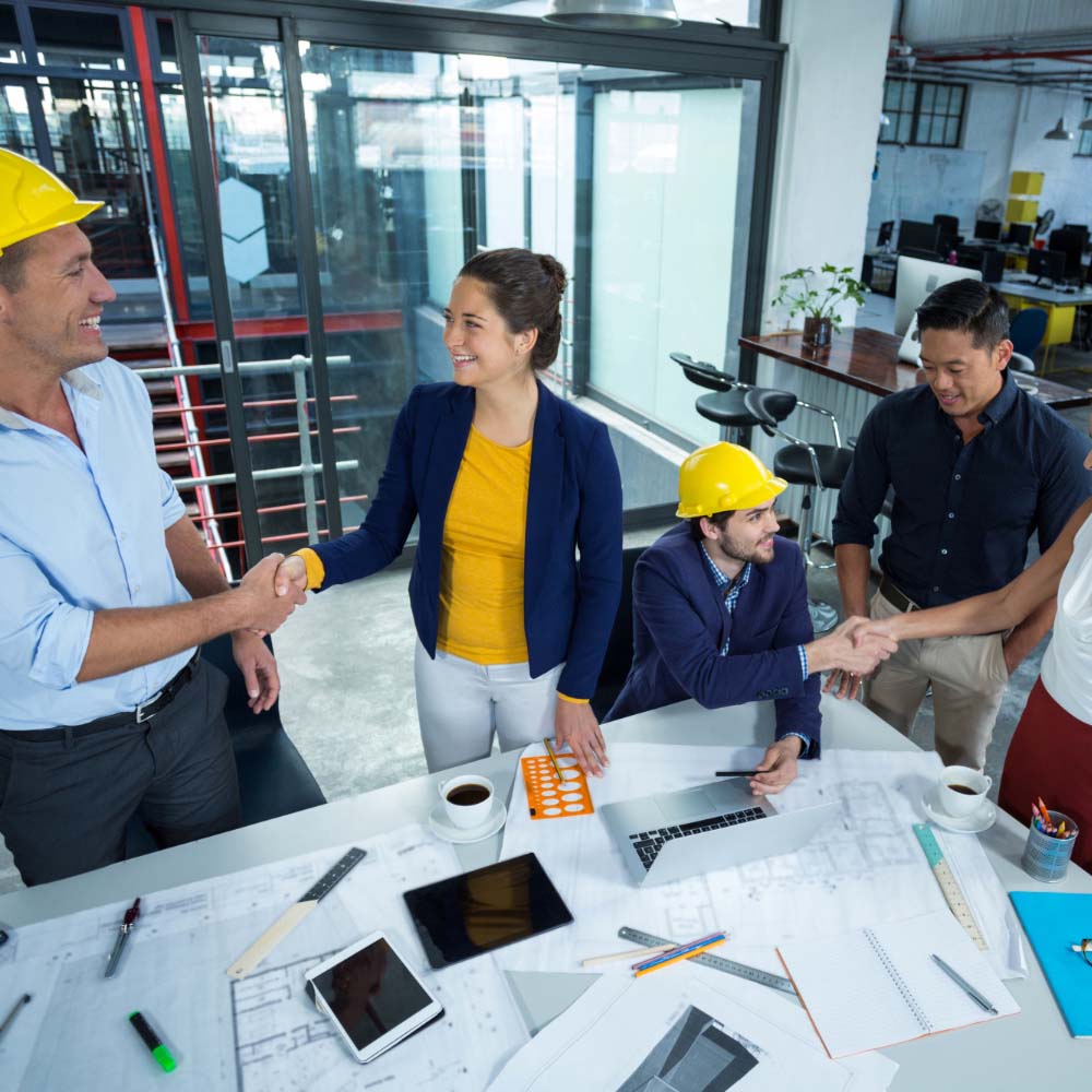 dirigenti aziendali che discutono durante la riunione