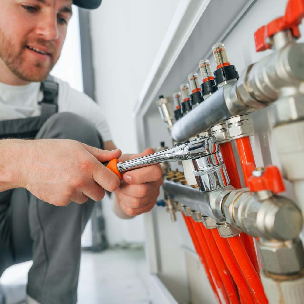 lavorare con il riparatore di tubi sta lavorando in ambienti chiusi e moderni